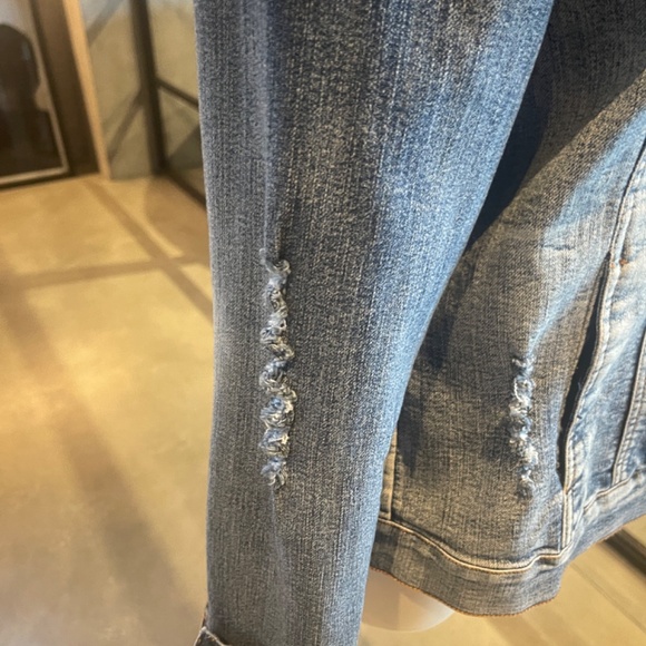 Casual, comfortable, distressed, stylish, denim jacket - Picture 5 of 13